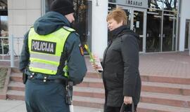 Uostamiesčio pareigūnai moterims dovanojo gėles