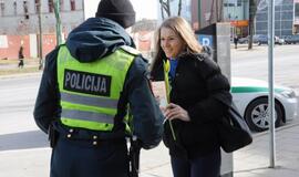 Uostamiesčio pareigūnai moterims dovanojo gėles