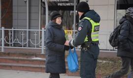 Uostamiesčio pareigūnai moterims dovanojo gėles