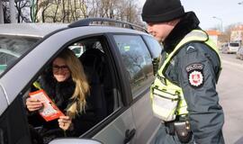 Uostamiesčio pareigūnai moterims dovanojo gėles