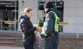 Uostamiesčio pareigūnai moterims dovanojo gėles