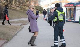 Uostamiesčio pareigūnai moterims dovanojo gėles