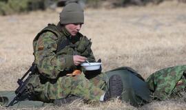 Kariai tobulina šaudymo įgūdžius