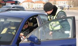 Uostamiesčio pareigūnai moterims dovanojo gėles