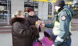 Uostamiesčio pareigūnai moterims dovanojo gėles