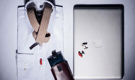 Sezono mados hitas – ryškios spalvos ir aksesuarai vyrams