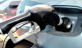 Akcizas dyzelinui verčia vairuotojus rinktis benzininius automobilius