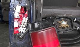 "Chrysler Grand Voyager" vairuotojas cigaretes slėpė už automobilio galinių žibintų