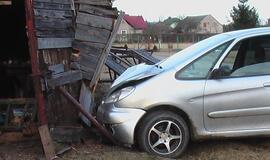 Girtas vyras įvairavo į kaimynės garažą