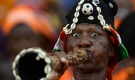 Kartą Afrikoje… sirgalius smogė futbolo teisėjui vuvuzela (Video)