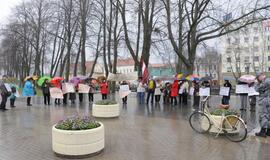 Latvių ir lietuvių mitingas prie rotušės