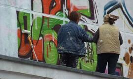 Uždažomi grafičiai ant "Vaivos" sienos