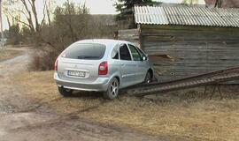 Girtas įvairavo į kaimynės garažą