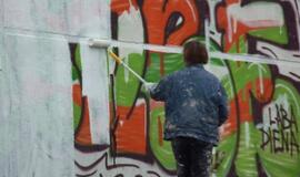 Uždažomi grafičiai ant "Vaivos" sienos