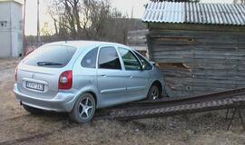 Girtas įvairavo į kaimynės garažą