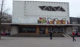 Uždažomi grafičiai ant "Vaivos" sienos