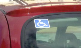 Siūloma suvienodinti neįgaliųjų teises nemokamai parkuoti automobilius