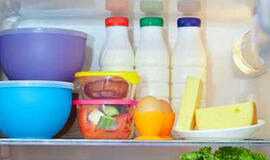 Bendrabučio gyventojui išspyrė duris ir pavogė maistą