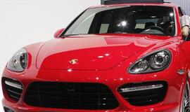 Darbuotojams - minimalus atlyginimas, sau - "Porsche Cayenne"