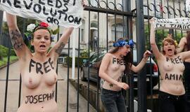 "Femen" surengė akciją prie Tuniso ambasados Briuselyje