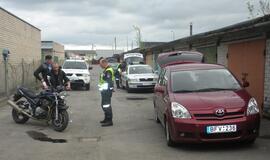 Girtas motociklininkas bandė važiuoti ant galinio rato