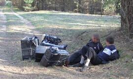 Pasienyje sučiupti trys vyrai, nešę 9 dėžes cigarečių