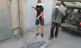 Skylė tvoroje sukėlė patrulių abejones