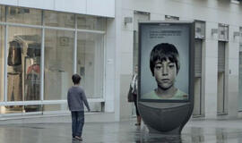 Socialinės reklamos plakatas, kuriame slaptą žinutę mato tik vaikai (Video)