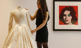 Aukcione Londone parduota Elizabet Teilor vestuvinė suknelė