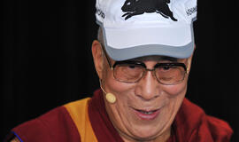 Dalailama teigia, kad jo įpėdiniu galėtų tapti ir moteris