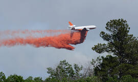 Dėl miškų gaisrų JAV tūkstančiai žmonių buvo priversti palikti savo namus