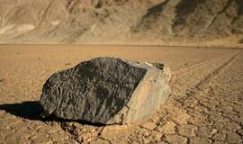 NASA planetologas įminė savarankiškai slenkančių Mirties slėnio akmenų mįslę