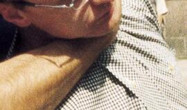 Nepažįstamasis smaugė ir peiliu perpjovė kaklą