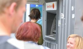 Dėl gandų - eilės prie "Swedbank" bankomatų
