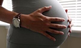 Teisėsaugininkai įtaria, kad gimdymas namuose yra pelninga veikla