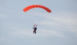 90-metė danė pirmą kartą gyvenime šoko parašiutu