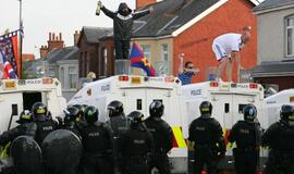 Belfaste per riaušes sužeista dešimtys policijos pareigūnų ir parlamentaras