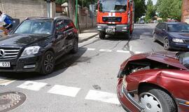 Neblaivus jaunuolis taranavo apynaujį mersedesą