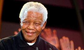 Nelsonas Mandela yra "ilgalaikės vegetacinės būklės"