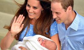 Panoraminė nuotrauka: princas Viljamas su žmona Keit parodo savo naujagimį