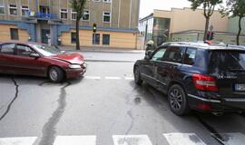 Neblaivus jaunuolis taranavo apynaujį mersedesą