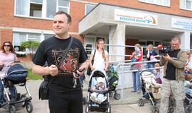 Tėvai protestavo dėl padidintų vaikų baseino kainų