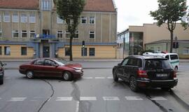 Neblaivus jaunuolis taranavo apynaujį mersedesą