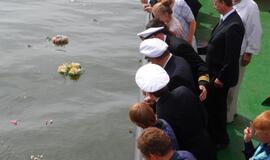 Jūros šventė 2013. Vainikų nuleidimas jūroje