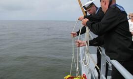 Jūros šventė 2013. Vainikų nuleidimas jūroje