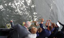 Jūros šventė 2013. Vainikų nuleidimas jūroje