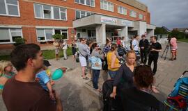 Tėvai protestavo dėl padidintų vaikų baseino kainų