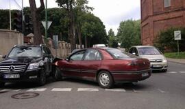 Neblaivus jaunuolis taranavo apynaujį mersedesą