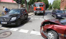 Neblaivus jaunuolis taranavo apynaujį mersedesą