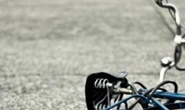 Ieškomas mažametę partrenkęs dviratininkas